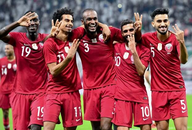 Sport Bilder des Tages (191130) -- DOHA, Nov. 30, 2019 -- Qatar s Abdelkarim Hassan (C) celebrates his hat-trick with teammates during the 24th Arabian Gulf Cup 2019 Group A football match against Yemen at the Khalifa International Stadium in Doha, capital of Qatar, Nov. 29, 2019. Qatar won 6-0. Nikku) (SP)QATAR-DOHA-FOOTBALL-ARABIAN GULF CUP-QATAR VS YEMEN yangyuanyong 