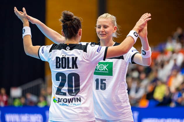 Handball, Women WM 2019, preliminary round, Group B, 1 matchday , Germany Brazil Emily Boelk Bölk Germany Thueringer HC , Kim Naidzinavicius Germany Bietigheim Jubel Freude Emotion Yamaga City Overall Gymnasium Kumamoto Japan