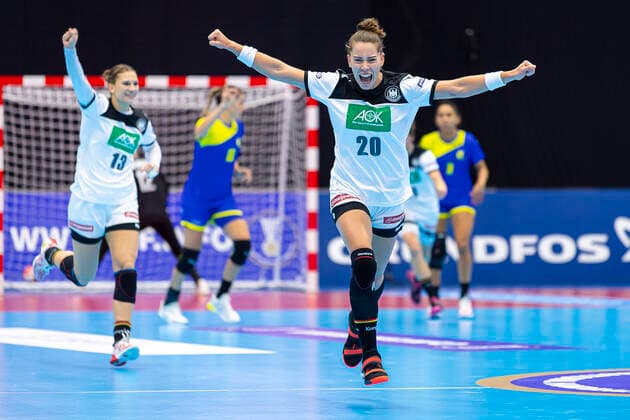 Handball, Women WM 2019, preliminary round, Group B, 1 matchday , Germany Brazil Julia Behnke Germany Rostov Don , Emily Boelk Bölk Germany Thueringer HC Jubel Freude Emotion Torjubel Torschuetze Torschütze Yamaga City Overall Gymnasium Kumamoto Japan