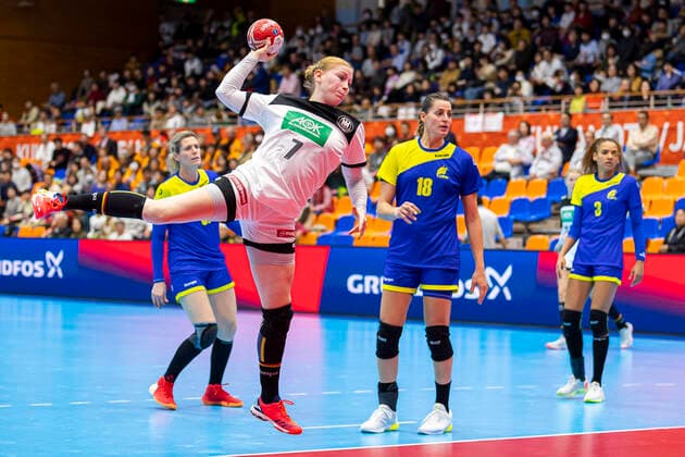 Handball, Women WM 2019, preliminary round, Group B, 1 matchday , Germany Brazil Meike Schmelzer Germany Thueringer HC , Eduarda Amorim Taleska Brazil Yamaga City Overall Gymnasium Kumamoto Japan