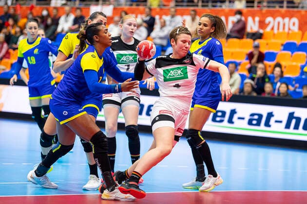 Handball, Womens World Cup 2019, preliminary round, Group B, 1 matchday , Germany Brazil v left in duel Tamires Araujo Brazil and Alina Grijseels Germany Dortmund Yamaga City Overall Gymnasium Kumamoto Japan