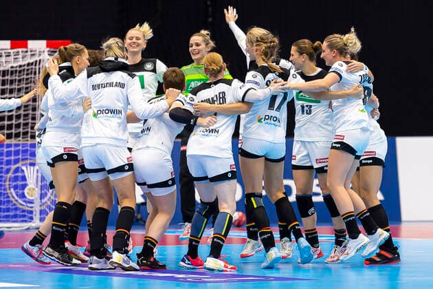 Handball, Women WM 2019, preliminary round, group B, 1 matchday , Germany Brazil the team of Germany final cheer final cheer emotion joy Yamaga City Overall Gymnasium Kumamoto Japan