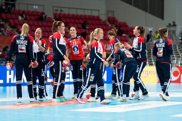 191130 The norwegian team is gathered ahead of the Women s World Handball Championship game between Norway and Cuba on November 30, 2019 in Kumamoto Photo Daniel Stiller Bildbyran kod DS 59408 bbeng dam women handball handboll world handball championship 2019 norway norge cuba kuba handball vm,  Copyright: DANIELxSTILLER BB191130DS027