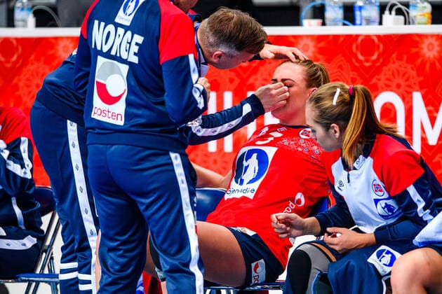 191130 Emilie Hegh Arntzen of Norway receives medical treatment during the Women s World Handball Championship game between Norway and Cuba on November 30, 2019 in Kumamoto Photo Daniel Stiller Bildbyran kod DS 59408 bbeng dam women handball handboll world handball championship 2019 norway norge cuba kuba handball vm depp skada,  Copyright: DANIELxSTILLER BB191130DS031