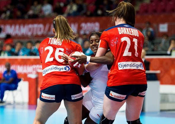 191130 Marta Tomac and Ingvild Bakkerud stops Yarumy Cespedes Shirino of Cuba during the Women s World Handball Championship game between Norway and Cuba on November 30, 2019 in Kumamoto Photo Daniel Stiller Bildbyran kod DS 59408 bbeng dam women handball handboll world handball championship 2019 norway norge cuba kuba handball vm,  Copyright: DANIELxSTILLER BB191130DS037