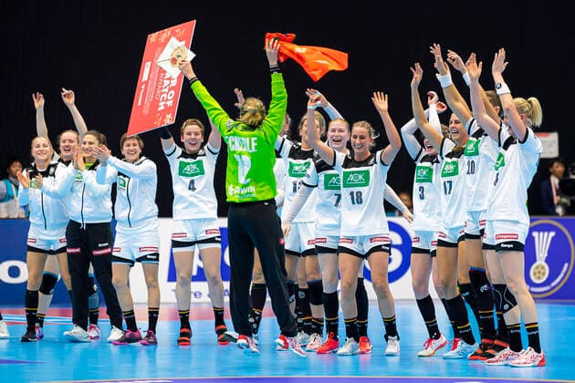 Handball, Women WM 2019, preliminary round, Group B, 1 matchday , Germany Brazil the team of Germany, final cheer final cheer emotion joy goalkeeper Dinah Eckerle Germany SG BBM Bietigheim player of the game Yamaga City Overall Gymnasium Kumamoto Japan