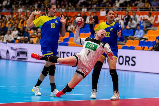 Handball, Women WM 2019, Preliminary Round, Group B, 1 Matchday , Germany Brazil v li Eduarda Amorim Taleska Brazil , Meike Schmelzer Germany Thueringer HC , Samara Vieira Brazil Yamaga City Overall Gymnasium Kumamoto Japan