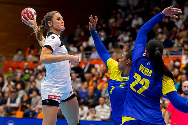 Handball, Women WM 2019, Preliminary Round, Group B, 1 Matchday , Germany Brazil v li Alicia Stolle Germany Thueringer HC , Tamires Araujo Brazil , Samara Vieira Brazil Yamaga City Overall Gymnasium Kumamoto Japan