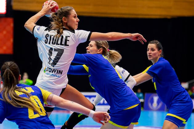 Handball, Women WM 2019, preliminary round, Group B, 1 matchday , Germany Brazil Alicia Stolle Germany Thueringer HC , Deonise Fachinello Brazil Yamaga City Overall Gymnasium Kumamoto Japan