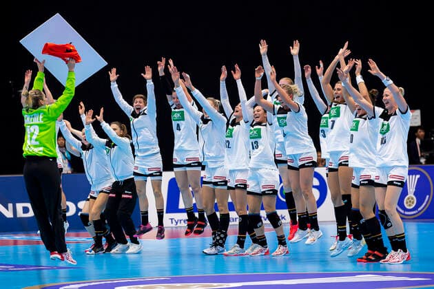 Handball, Womens World Cup 2019, preliminary round, Group B, 1 matchday , Germany Brazil the team of Germany cheers the player of the match goalkeeper Dinah Eckerle Germany SG BBM Bietigheim Yamaga City Overall Gymnasium Kumamoto Japan