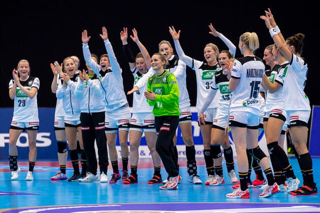 Handball, Womens World Cup 2019, preliminary round, Group B, 1 matchday , Germany Brazil goalkeeper Dinah Eckerle Germany SG BBM Bietigheim player of the match is celebrated by the team Yamaga City Overall Gymnasium Kumamoto Japan