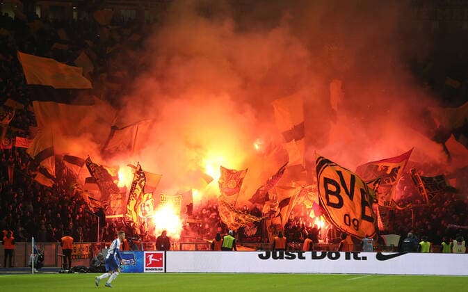 Bilder des Jahres 2019, Sport 11 November Sport Bilder des Tages Pyrotechnik, Bengalos, Feuerwerk im Gästefanblock Fußball Fussball DFL Bundesliga Herren Saison 2019 2020 30.11.2019 Hertha BSC Berlin vs. BVB Borussia Dortmund DFL regulations prohibit any use of photographs as image sequences and or quasi-video. *** Pyrotechnics, Bengalos, fireworks in the guest fan block Sports Football Football DFL Bundesliga Men Season 2019 2020 30 11 2019 Hertha BSC Berlin vs BVB Borussia Dortmund DFL regulations prohibit any use of photographs as image sequences and or quasi video