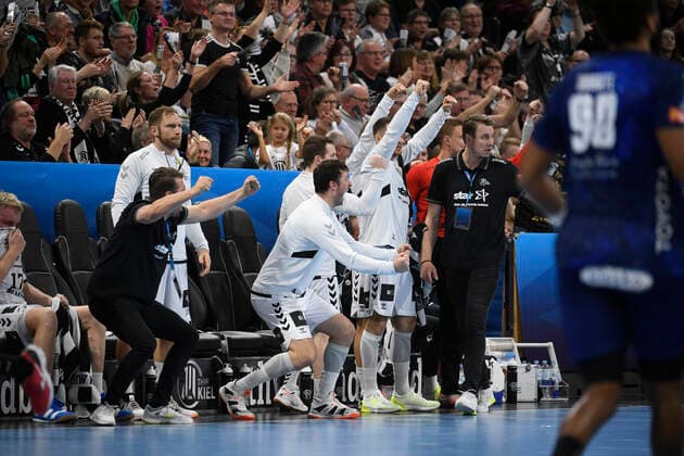 Cheers on the Kieler Bank, Handball, Men, THW Kiel vs. Montpellier HB, Champions League, 9 Matchday, Group Phase, 30 11 19 Kiel Sparkassen Arena Schleswig Holstein Germany