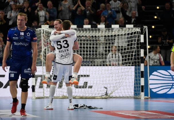 Cheers from Lukas Nilsson THW Kiel, 65 and Nikola Bilyk THW Kiel, 53 , Handball, Men, THW Kiel vs Montpellier HB, Champions League, 9 Matchday, Group Phase, 30 11 19 Kiel Sparkassen Arena Schleswig Holstein Germany