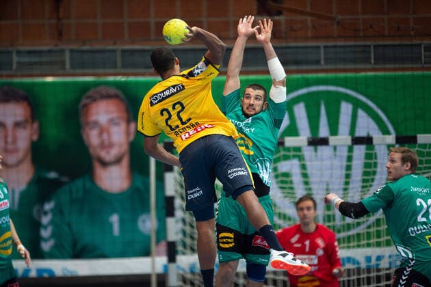 Minden, Germany 30 11 2019 1 Handball Bundesliga 2019 2020 GWD Minden vs Rhein Neckar Löwen L R Mads Mensah Larsen Löwen , Lucas Meister Minden Minden Nordrhein Westfalen Germany Kampa Halle