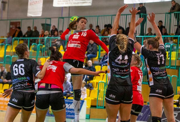 Frankfurt Oder , 30 11 2019 FHC vs. MTV Heide 36 31 Monika Odrowska has risen to the jump throw high and scores one of her 10 goals in this game The defense of the Heiderinnen v l r Leonie Thomsen 66 , Dana Thomsen 44 , and Levke Kretschmann 17 is unsuccessful Monika Odrowska ranked among best FHC players