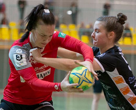 Frankfurt Oder , 30 11 2019 FHC vs MTV Heide 36 31 Anja Scheidemann in the showdown with the Heider Amnna Thomsen right