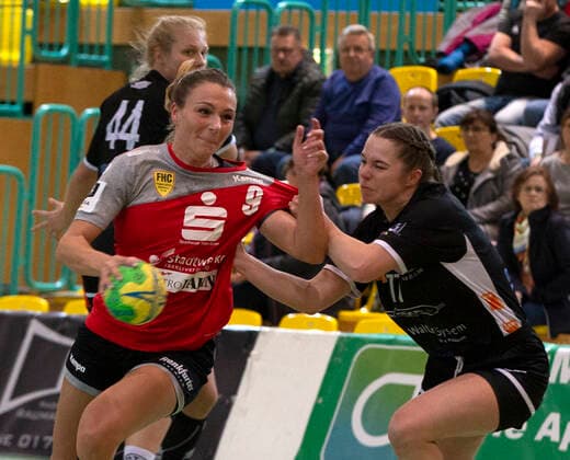 Frankfurt Oder , 30 11 2019 FHC vs MTV Heide 36 31 Jessica Jander tries to win against Levke Kretschmann from Heide on the right side
