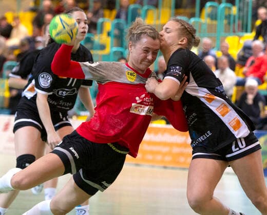 Frankfurt Oder , 30 11 2019 FHC vs. MTV Heide 36 31 Michelle Duerrwald sits down against the Heider women Levke Kretschmann left and Marie Pfeiderer right through Duerrwald offered a very good performance in this meeting and scored 6 goals for the FHC