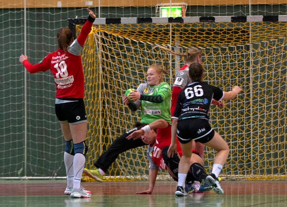 Frankfurt Oder , 30 11 2019 FHC vs MTV Heide 36 31 Big FHC support, goalkeeper Valerya Kurliandchyk In the picture she can fend off the litter of Heider Leonie Thomssen 66