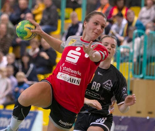 Frankfurt Oder , 30 11 2019 FHC vs. MTV Heide 36 31 Jeica Jander scores for her team and scores one of her 4 goals in this game Heider Leonie Thomsen has the disadvantage
