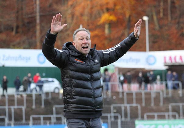 30 11 2019, xklex, Southwest Regional Soccer League, FC Homburg FC Giessen emspor, v l FC 08 Homburg Coach Jürgen Luginger, sauer DFL DFB REGULATIONS PROHIBIT ANY USE OF PHOTOGRAPHS as IMAGE SEQUENCES and or QUASI VIDEO Homburg