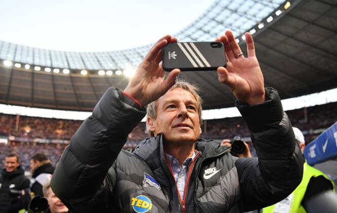 Bilder des Jahres 2019, Sport 11 November Sport Bilder des Tages Jürgen Klinsmann (Trainer Hertha BSC), wird kurz vor Spielbeginn von den Fotografen belagert, dabei dreht er mit seinem smartphone seinen eigenn clip Hertha BSC Berlin - BVB Borussia Dortmund 1. Bundesliga 2019 2020, 1. BL, 1. Bundesliga, DFL, Fußball, Fussball, soccer, Herren, Männer, Maenner, Deutschland, Germany Berlin, 30.11.2019, Olympiastadion DFL REGULATIONS PROHIBIT ANY USE OF PHOTOGRAPHS AS IMAGE SEQUENCES AND OR QUASI-VIDEO *** Jürgen Klinsmann trainer Hertha BSC , is besieged by the photographers shortly before the start of the game, while he is shooting his own clip Hertha BSC Berlin BVB Borussia Dortmund 1 Bundesliga 2019 2020, 1 BL with his smartphone, 1 Bundesliga, DFL, Football, Soccer, Soccer, Men, Men, Men, Germany, Germany Berlin, 30 11 2019, Olympiastadion DFL REGULATIONS PROHIBIT ANY USE OF PHOTOGRAPHS AS IMAGE SEQUENCES AND OR QUASI VIDEO