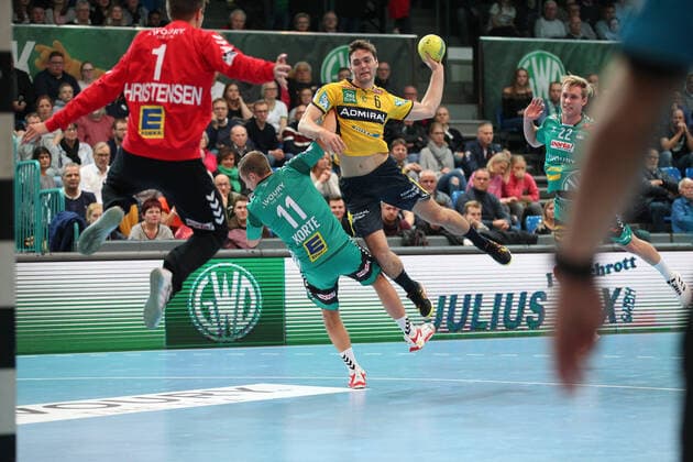 v l Espen Christensen TSV GWD Minden 1 ,mMats Korte TSV GWD Minden 11 , Niclas Kirkelokke Rhein Neckar Loewen 6 GER, Handball, 1 Bundesliga, TSV GWD Minden vs Rhein Neckar Loewen, 30 11 2019 Minden Copyright: xStrohdiekx Eibner-Pressefotox EP_jsk