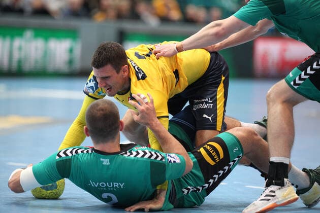 Andy Schmid Rhein Neckar Loewen 2 and Lucas Champion TSV GWD Minden 2 go down in front GER, Handball, 1 Bundesliga, TSV GWD Minden against Rhein Neckar Loewen, 30 11 2019 Minden Copyright: xStrohdiekx Eibner-Pressefotox EP_jsk