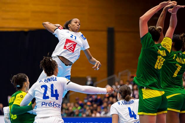 Handball, Womens World Cup 2019, preliminary round, Group B, 2 matchday , Brazil France Orlane Kanor France in the throw, Eduarda Amorim Taleska Brazil and Tamires Araujo Brazil in the block Yamaga City Overall Gymnasium Kumamoto Japan