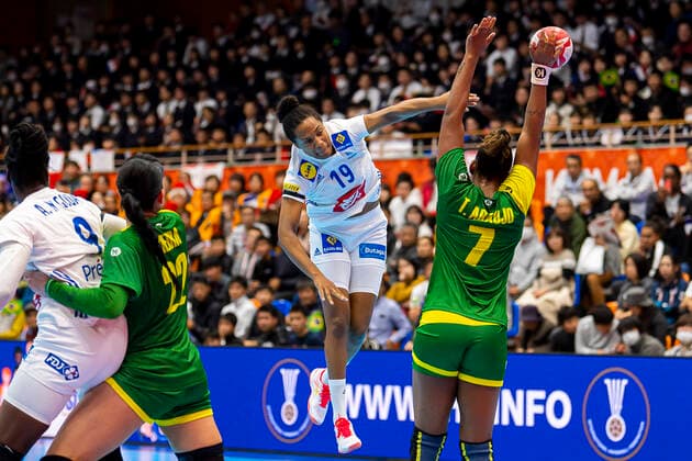 Handball, Women WM 2019, preliminary round, group B, 2 matchday , Brazil France Oceane Sercien Ugolin France at the throw, Tamires Araujo Brazil with the block Yamaga City Overall Gymnasium Kumamoto Japan