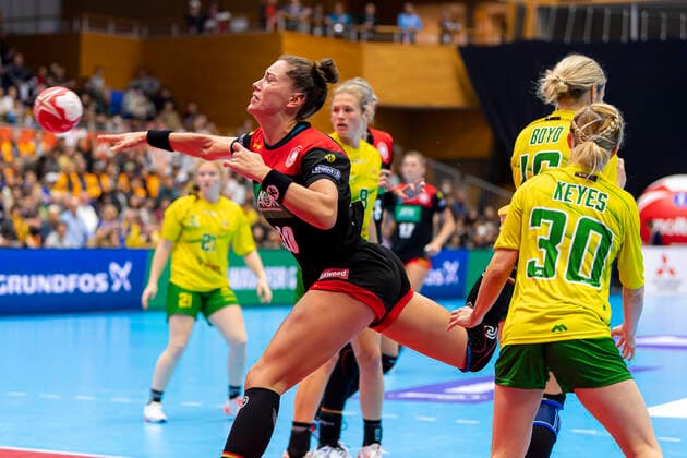 Handball, Women WM 2019, preliminary round, Group B, 2 matchday , Australia Germany Emily Boelk Bölk Germany Thueringer HC , aus20 , Brianna Keyes Australia Yamaga City Overall Gymnasium Kumamoto Japan