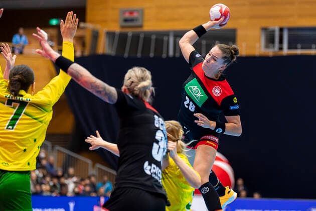 Handball, Women WM 2019, preliminary round, Group B, 2 matchday , Australia Germany v li Ana Meded Australia , Luisa Schulze Germany Bietigheim am Kreis, Emily Boelk Bölk Germany Thueringer HC at the throw Yamaga City Overall High School Kumamoto Japan