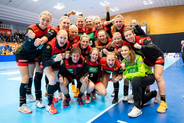 Bilder des Jahres 2019, Sport 12 Dezember Sport Bilder des Tages Handball, Frauen: WM 2019, Vorrunde, Gruppe B, 2. Spieltag , Australien - Deutschland die Mannschaft von Deutschland, Schlussjubel Schlußjubel Emotion Freude Yamaga City Overall Gymnasium Kumamoto Japan *** Handball, Women WM 2019, preliminary round, group B, 2 matchday , Australia Germany the team of Germany, final cheer final cheer emotion joy Yamaga City Overall Gymnasium Kumamoto Japan