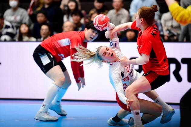 Lotte Griegel in action when Denmark meets South Korea, in the preliminary round in Group B, during the Womens Handball World Cup at Kumamoto Prefectural Gymnasium in Japan, Sunday December 1, 2019, Kumamoto Denmark,  Copyright: BoxAmstrupx COP222 spdk20191201-130432-L