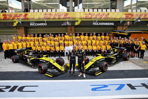 Photo4 LaPresse 01 12 2019 Abu Dhabi, United Arab Emirates Grand Prix Formula One Abu Dhabi 2019 In the pic: Renault team photo with Daniel Ricciardo (AUS) Renault Sport F1 Team RS19 and Nico Hulkenberg (GER) Renault Sport F1 Team RS19  Copyright: xPhoto4 LaPressex