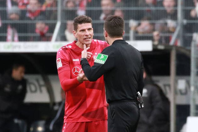 Bilder des Jahres 2019, Sport 12 Dezember Sport Bilder des Tages 01.12.2019, xavx, Fussball 2.Bundesliga, SV Sandhausen - VfB Stuttgart emspor, v.l. Mario Gomez (VfB Stuttgart) diskutiert mit Referee Schiedsrichter Harm Osmers nach erneutem Eingriff des VAR. (DFL DFB REGULATIONS PROHIBIT ANY USE OF PHOTOGRAPHS as IMAGE SEQUENCES and or QUASI-VIDEO) Sandhausen *** 01 12 2019, xavx, Fussball 2 Bundesliga, SV Sandhausen VfB Stuttgart emspor, v l Mario Gomez VfB Stuttgart discussed with referee referee Harm Osmers after renewed intervention by VAR DFL DFB REGULATIONS PROHIBIT ANY USE OF PHOTOGRAPHS as IMAGE SEQUENCES and or QUASI VIDEO Sandhausen