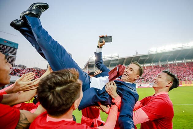 Bilder des Jahres 2019, Sport 12 Dezember Sport Bilder des Tages Guangzhou Evergrande team celebrates after winning the chaimpionship of the 30th round of Chinese Super League (CSL) football match in Guangzhou city, south China s Guangdong province, 1 December 2019. Guangzhou Evergrande reclaimed the Chinese Super League title after a hard-fought campaign on an eventful final day of the season on Sunday. Evergrande sealed their eighth title in nine seasons courtesy of a 3-0 win against struggling Shanghai Shenhua in Guangzhou city, south China s Guangdong province, 1 December 2019. *** Local Caption *** fachaoshi Guangzhou Evergrande reclaim title as Beijing Guoan fall short on final day  813026593286389769