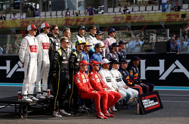Formel 1, GP Abu Dhabi, Fahrerfoto zum Saisonende Motorsports: FIA Formula One World Championship, WM, Weltmeisterschaft 2019, Grand Prix of Abu Dhabi, group picture of all F1 drivers Abu Dhabi United Arab Emirates