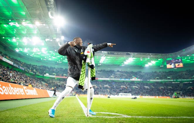 Bilder des Jahres 2019, Sport 12 Dezember Sport Bilder des Tages Mönchengladbach, 01.12.2019 Marcus Thuram (BMG) jubelt mit Eckfahne und Weihnachtsfest Pullover Borussia Mönchengladbach - SC Freiburg *** Mönchengladbach, 01 12 2019 Marcus Thuram BMG cheers with corner flag and Christmas Pullover Borussia Mönchengladbach SC Freiburg