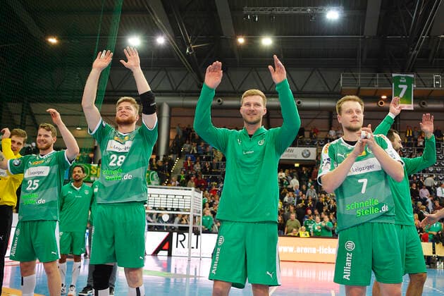 1 Handball Bundesliga 2019 2020, 15 game day, SC DHfK Leipzig TSV Hannover Burgdorf 1 12 2019 The players of SC DHfK Leipzig celebrate after the 30 27 victory in the Handball Bundesliga game Leipzig against Hannover Burgdorf 01 12 2019 with the fans In the picture v l n r Joel Birlehm Tormann DHfK Leipzig, Rueckennummmer 35 , Gregor Remke backspace player DHfK Leipzig, backnumber 25 , Maciej Gebala Circulator DHfK Leipzig, backnumber 28 , Philipp Weber backspace player DHfK Leipzig, backnumber 20 , Luca Witzke backspace player DHfK Leipzig, backnumber 7 Leipzig Saxonia Germany Arena Leipzig