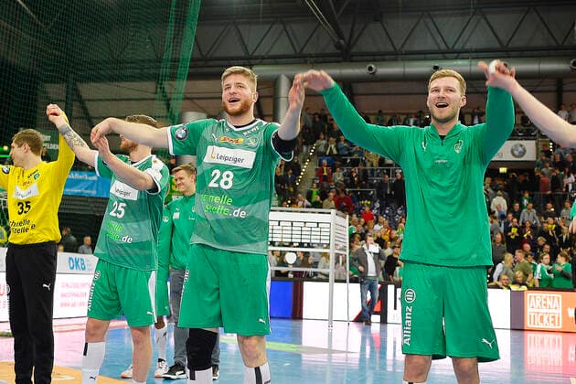 1 Handball Bundesliga 2019 2020, 15 matchday, SC DHfK Leipzig TSV Hannover Burgdorf 1 12 2019 The players of SC DHfK Leipzig celebrate after the 30 27 victory in the Handball Bundesliga match Leipzig against Hannover Burgdorf 01 12 2019 with the fans In the picture by Joel Birlehm goalkeeper DHfK Leipzig, back number 35 , Gregor Remke back space player DHfK Leipzig, back number 25 , Maciej Gebala Kreislauf DHfK Leipzig, back number 28 , Philipp Weber back space player DHfK Leipzig, back number 20 Leipzig Saxony Germany Arena Leipzig