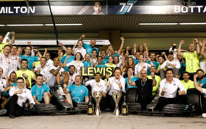 Motorsports: FIA Formula One World Championship, WM, Weltmeisterschaft 2019, Grand Prix of Abu Dhabi, 44 Lewis Hamilton (GBR, Mercedes AMG Petronas Motorsport), 77 Valtteri Bottas (FIN, Mercedes AMG Petronas Motorsport), Niki Lauda (AUT, Mercedes AMG Petronas Motorsport), Abu Dhabi United Arab Emirates