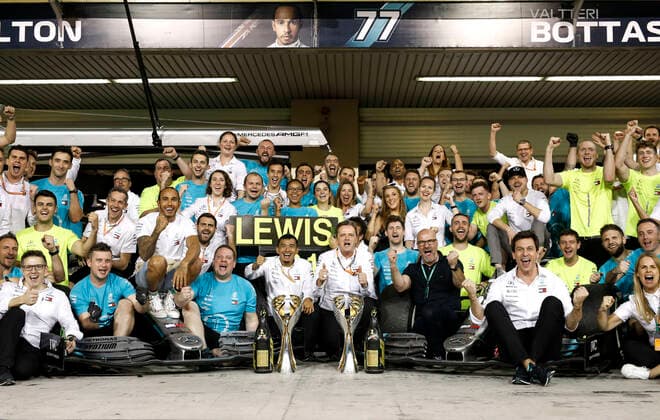 Motorsports: FIA Formula One World Championship, WM, Weltmeisterschaft 2019, Grand Prix of Abu Dhabi, 44 Lewis Hamilton (GBR, Mercedes AMG Petronas Motorsport), 77 Valtteri Bottas (FIN, Mercedes AMG Petronas Motorsport), Niki Lauda (AUT, Mercedes AMG Petronas Motorsport), Abu Dhabi United Arab Emirates