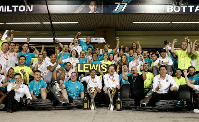 Motorsports: FIA Formula One World Championship, WM, Weltmeisterschaft 2019, Grand Prix of Abu Dhabi, 44 Lewis Hamilton (GBR, Mercedes AMG Petronas Motorsport), 77 Valtteri Bottas (FIN, Mercedes AMG Petronas Motorsport), Niki Lauda (AUT, Mercedes AMG Petronas Motorsport), Abu Dhabi United Arab Emirates