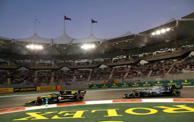 Motorsports: FIA Formula One World Championship, WM, Weltmeisterschaft 2019, Grand Prix of Abu Dhabi, 27 Nico Hulkenberg (GER, Renault F1 Team), 77 Valtteri Bottas (FIN, Mercedes AMG Petronas Motorsport), Abu Dhabi United Arab Emirates