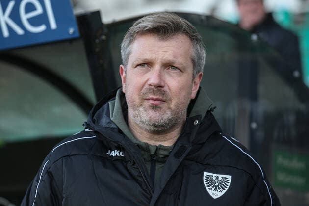Football 3 League 17 Matchday SC Prussia Münster SV Waldhof Mannheim on 30 11 2019 at the Prussia Stadium in Münster Coach Sven Hübscher Huebscher Muenster looks skeptical MH