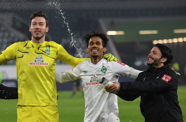 Bilder des Jahres 2019, Sport 12 Dezember Sport Bilder des Tages 01.12.2019, xjhx, Fussball 1.Bundesliga, VfL Wolfsburg - SV Werder Bremen emspor, v.l. Jiri Pavlenka (SV Werder Bremen), Theodor Gebre Selassie (SV Werder Bremen), Leonardo Bittencourt (SV Werder Bremen) jubeln jubelt nach Spielende celebrate at the end of the match. (DFL DFB REGULATIONS PROHIBIT ANY USE OF PHOTOGRAPHS as IMAGE SEQUENCES and or QUASI-VIDEO) Wolfsburg *** 01 12 2019, xjhx, Soccer 1 Bundesliga, VfL Wolfsburg SV Werder Bremen emspor, v l Jiri Pavlenka SV Werder Bremen , Theodor Gebre Selassie SV Werder Bremen , Leonardo Bittencourt SV Werder Bremen cheer after the end of the game celebrate at the end of the match DFL DFB REGULATIONS PROHIBIT ANY USE OF PHOTOGRAPHS as IMAGE SEQUENCES and or QUASI VIDEO Wolfsburg