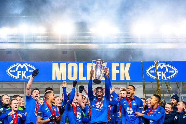 191201 Players of Molde celebrate with the trophy after the Eliteserien match between Molde and Bodo Glimt on December 1, 2019 in Molde Photo Jon Olav Nesvold BILDBYRAN kod JE 160455 bbeng football football football eliteserien molde bodo glimpses,  Copyright: JONxOLAVxNESVOLD BB191201JE056