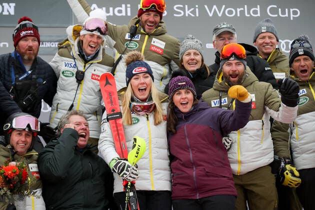Bilder des Jahres 2019, Sport 12 Dezember Sport Bilder des Tages ALPINE SKIING - FIS WC Killington KILLINGTON,VERMONT,USA,01.DEC.19 - ALPINE SKIING - FIS World Cup, slalom ladies. Image shows the rejoicing of Mikaela Shiffrin (USA) with her team. GEPAxpictures xChristianxWalgram